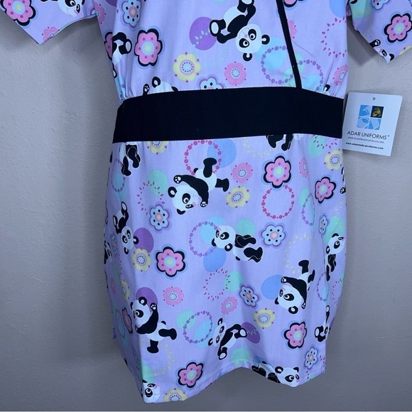 NEW ADAR MEDOUM SCRUBS TOP BELTED SHORT SLEEVE FLORAL PANDS PURPLE COLORFUL - Picture 5 of 9